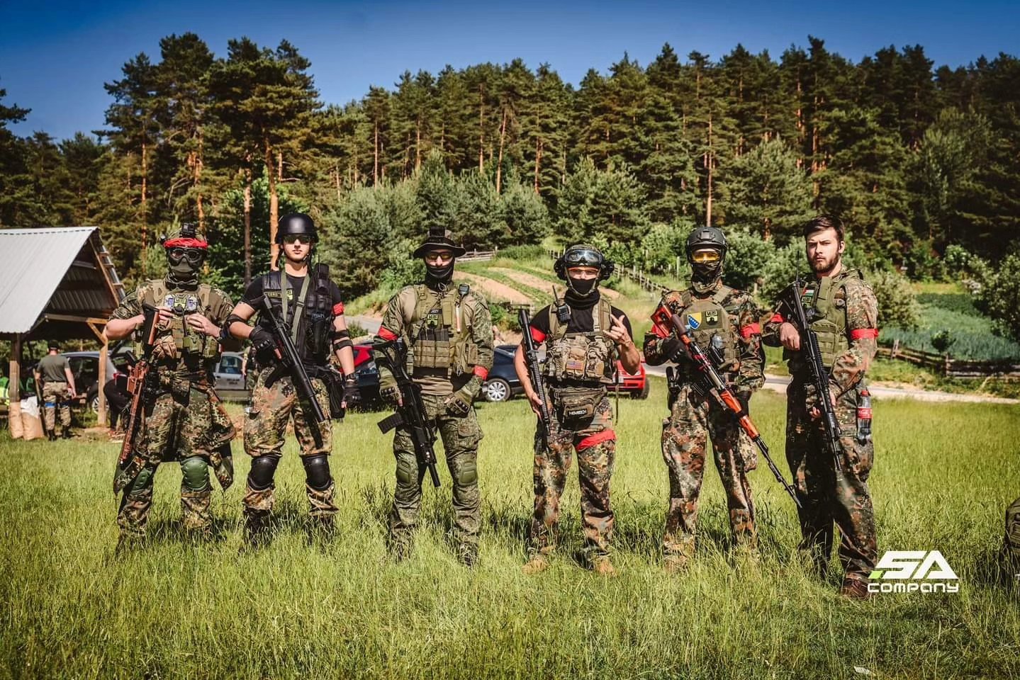 Subota i nedjelja 14/15.6.2025
Naš klub je sudjelovao na susretu "Danger Zone" u Zenici, predstavljajući Livno - jedini klub iz ovog kantona već drugu godinu za redom!
Domaćini su bili @ask.arduba i @srk_ljiljan te su nam pružili igru na terenu gdje je Veis prvi put ikad sudjelovao na nekom susretu ☺️, tako da smo već došli sa nekim predznanjem od prošle godine.
Igra je zahtjevala disciplinu i strpljenje sa naše strane. Naš klub je uspješno zauzimao, čuvao i branio nekoliko zona na terenu. Igra je za razliku od ostalih susreta gdje je većinski bilo jurišanja bila jako realistična je te izazvalo naše strpljenje, no mi smo se zabavili :)
Želimo da se zahvalimo na novo stečenim prijateljstvima kao što su ASK Gazije i Igman 35, i naravno organizatorima jer su nam pružili predivnu dobrodošlicu i prepoznatljivost kao novi klub 😆
